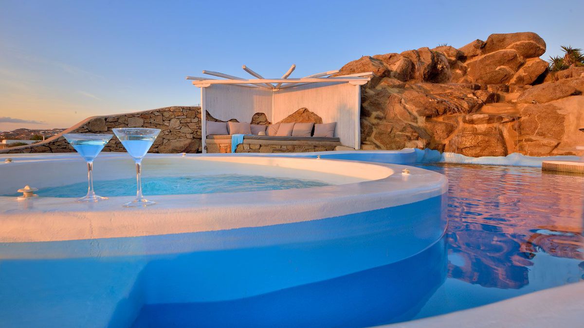 Luxe Mykonos 3nt villa stay with infinity pool & jacuzzi from £192pp – sleeps 10 (flights £55rtn)
